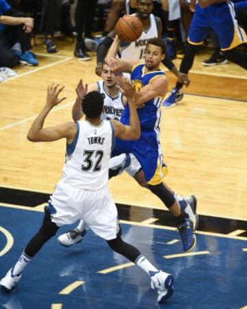 Karl-Anthony Towns y Stephen Curry.