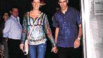 <b>EN LA CLÍNICA.</B> Raúl y Mamen visitaron ayer a Enrique Ponce.