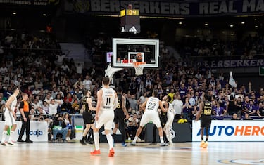 Hezonja salta en el último segundo para lanzar y anotar el triple que da la victoria al Real Madrid ante el Baskonia en la Euroliga.