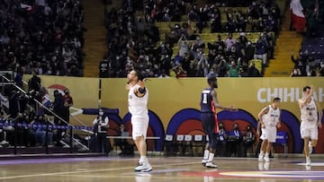 Gabriel Giron celebra una canasta en el M&eacute;xico-Estados Unidos.