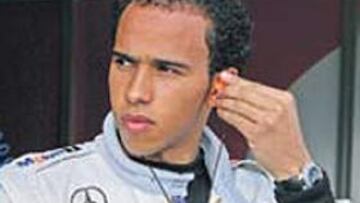 <b>CON ALONSO. </b>Dennis quiere a Hamilton con el asturiano en 2007.