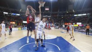 El p&iacute;vot alem&aacute;n del Caja Laboral, Tibor Pleiss, rebotea en ataque ante la mirada de Nacho Mart&iacute;n, el mejor del Blancos de Rueda.