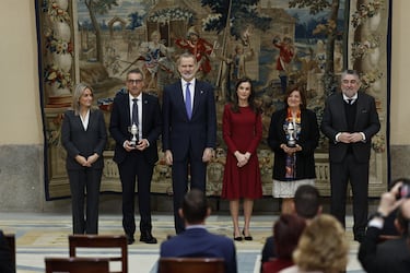 Los reyes Felipe VI y Letizia entregan el Trofeo Joaquín Blume 2024 a los rectores de la Universidad de Murcia (UMU), José Luján Alcaraz (i), y de la Universidad Católica de Murcia (UCAM), María Dolores García Mascarell (2i), durante la ceremonia de entrega de los Premios Nacionales del Deporte correspondientes a 2023 y 2024.