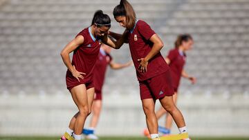 Aitana Bonmatí y Alba Redondo realizan un ejercicio con gomas en el último entrenamiento de la Selección antes del Brasil-España.