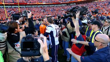 19 de enero de 2014. Peyton Manning y Tom Brady se saludan tras la final de conferencia en la que se impusieron los Denver Broncos.