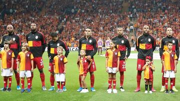 Jugadores del Galatasaray durante los himnos antes de un partido.
