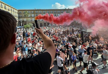 Bilbao ya acoge a los primeros aficionados del Tottenham y Manchester United, que disputarán la final de la Europa League en San Mamés. La ciudad vive un ambiente vibrante, con la final como protagonista en calles.