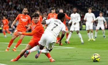 El defensa de la Real Sociedad derriba a Vinicius con su pierna izquierda.