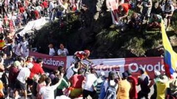 <b>LA BELLEZA DEL CICLISMO. </b>Este es el aspecto que ofrecía la subida a Peña Cabarga. En lo alto de una roca, con pañuelo rojo, Miguel Ángel Revilla, expresidente de Cantabria.