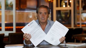 Francisco López posa para AS con los documentos del Registro de la Propiedad Intelectual de su proyecto del VAR.
