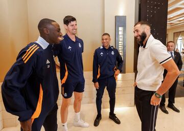 Karim Benzema charla con Ferland Mendy, Thibaut Courtois y Kylian Mbapp durante su visita al equipo. 
 