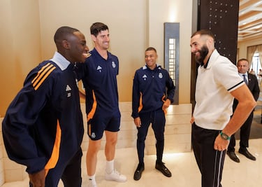 Karim Benzema charla con Ferland Mendy, Thibaut Courtois y Kylian Mbappé durante su visita al equipo. 
 