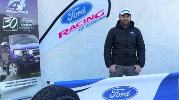 Ruben Gracia posa con el logotipo de su nuevo equipo el Ford GP Aunosa.