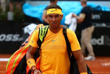 Rafa Nadal se marcha  a los vestuarios debido a la lluvia. 