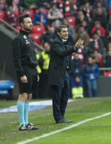Ernesto Valverde dando instrucciones desde la banda.
