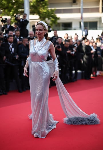 Diane Kruger, miembro del elenco de la película "Amrum", presentada en el marco del estreno de Cannes, posa en la alfombra roja durante la llegada de los asistentes a la proyección de la película "Dossier 137" (Caso 137).