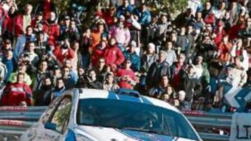 <b>LLENAZO. </b>Las cunetas madrileñas estaban abarrotadas en el paso de Ojeda, el nuevo campeón.