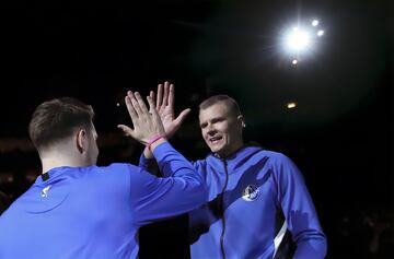 Kristaps Porzingis, en su debut con los Dallas Mavericks, anotó 23 tantos.