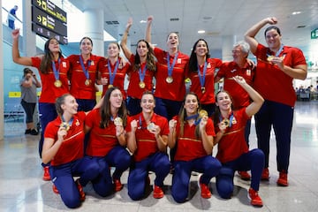 El grueso de la Selección, este lunes, a su llegada al aeropuerto de El Prat, en Barcelona.
