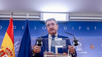 El portavoz del PNV en el Congreso, Aitor Esteban, ofrece una rueda de prensa tras reunirse con la portavoz del PP, en el marco de la ronda de contactos del PP de cara a la investidura de Feij¨®o, en el Congreso de los Diputados, a 18 de septiembre de 2023, en Madrid (Espa?a). El objetivo de estas reuniones, recalcan en 'G¨¦nova', es que el resto de formaciones pol¨ªticas con representaci¨®n parlamentaria conozcan los pactos de Estado del PP para preservar la estabilidad y el crecimiento de Espa?a. Esta reuni¨®n tiene lugar tras haber sido aplazada debido a que portavoz del PNV dio positivo en Covid.
18 SEPTIEMBRE 2023;MADRID;PNV;PP;INVESTIDURA FEIJOO
Ricardo Rubio / Europa Press
18/09/2023