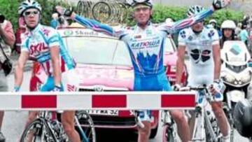 <b>PASO A NIVEL. </b>Los escapados Hupond, Ignatiev y Vaugrenard esperan el paso de un tren.