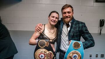 La boxeadora Katie Taylor y la estrella de la UFC Conor McGregor con los cinturones de la irlandesa.