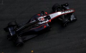 GRA087. MONTMELÓ (BARCELONA), 27/02/2015.- El piloto británico de McLaren, Jenson Button, durante la segunda jornada de la tercera tanda de entrenamientos oficiales de Fórmula Uno que se celebran en el Circuito de Catalunya de Montmeló. EFE/Alberto Estévez