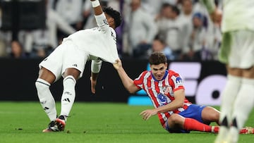 Soccer Football - Champions League - Round of 16 - First Leg - Real Madrid v Atletico Madrid - Santiago Bernabeu, Madrid, Spain - March 4, 2025 Real Madrid's Endrick in action with Atletico Madrid's Julian Alvarez REUTERS/Violeta Santos Moura