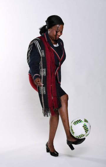 Fatma Samoura, secretaria general de la FIFA, dando toques a un balón.