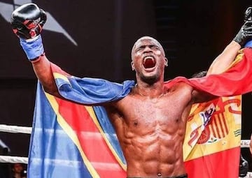 Nayanesh Ayman festeja una de las victorias en el Kunlun Fight en China.