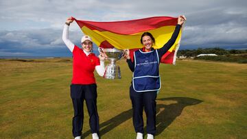Paula Martín Sampedro con su caddie Paula Francisco.