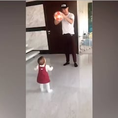 El Cristiano más tierno: su hija y él jugando con el balón del hat-trick al Atleti