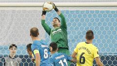 Villarreal&#039;s goalkeeper Andres Fernandez makes a save during the Europa League round of 16, 1st leg soccer match between Zenit St.Petersburg and Villarreal at the Saint Petersburg stadium, in St.Petersburg, Russia, Thursday, March 7, 2019. (AP Photo/