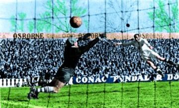 El Valencia fue el equipo al que más goles le marcó en toda su carrera. Un total de 10 goles le endosó al equipo ché en 23 partidos. Su principal actuación fue en un partido 1951-52. Araújo le hizo cuatro goles en poco más de una hora al Valencia y después fue sustituido. El partido acabó con 6-1 a favor de los sevillistas.
