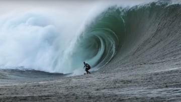 Ben Larg surfeando una ola gigante