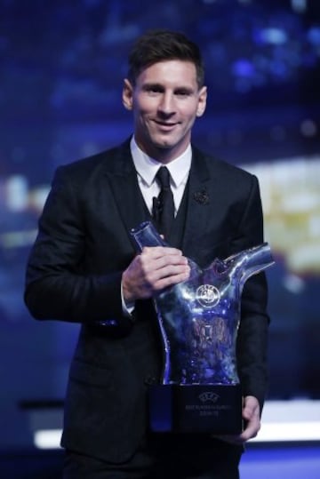Leo Messi posa tras recibir el trofeo a mejor jugador de la UEFA