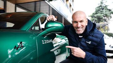 Zinedine Zidane posa con un Alpine en Madrid.