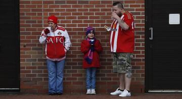 Familia de seguidores del Sunderland, en los aledaños del Stadium of Light.