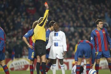 Anders Frisk expulsa a Makelele en el Barcelona-Chelsea de octavos de Champions en la temporada 2004-2005.