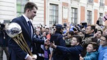 Doncic, con la Copa, saluda a los ni&ntilde;os.