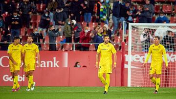 Jugadores del Alcorc&oacute;n tras un gol de Stuani durante un partido contra el Girona.
 