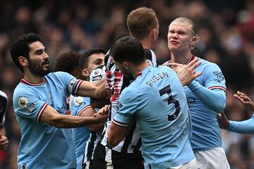 El delantero noruego del Manchester City ha tenido más que palabras Dan Burn durante el duelo de hoy de la Premier League entre el conjunto de Manchester y el Newcastle. 