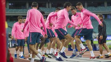 Savic, Torres y el resto de la plantilla trabajan ayer en el Ol&iacute;mpico de Bak&uacute;, sobre una plataforma, en el &uacute;ltimo entrenamiento antes del Qarabag-Atl&eacute;tico de Champions. 