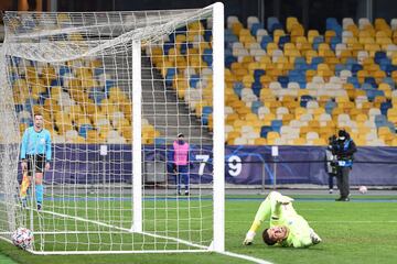 0-3. Martin Braithwaite marcó de penalti el tercer gol. En la imagen, el portero ucraniano Heorhiy Bushchan.