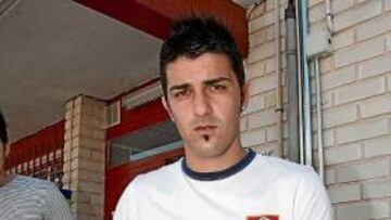 <b>EL '7' ESTÁ DE MODA. </b>David Villa posó con la portada que protagonizó el sábado en Diario AS.