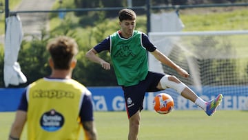 Obrador volvió con el grupo con un aparatoso vendaje protector.