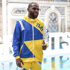 When did Mayweather start boxing and when did he retire as professional?