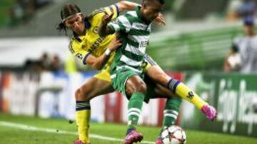 Filipe Luis intenta quitarle un balón a Nani.