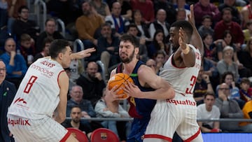 BARCELONA, 02/02/2025.- El escolta del Barcelona Darío Brizuela (c) intenta superar al base belga del Baxi Manresa Retin Obasohan (d) durante el partido de Liga Endesa de baloncesto que se disputa este domingo en el Palau Blaugrana. EFE/Marta Pérez