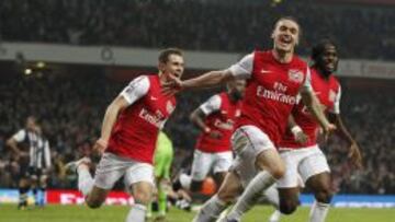 Vermaelen celebra un gol con el Arsenal.